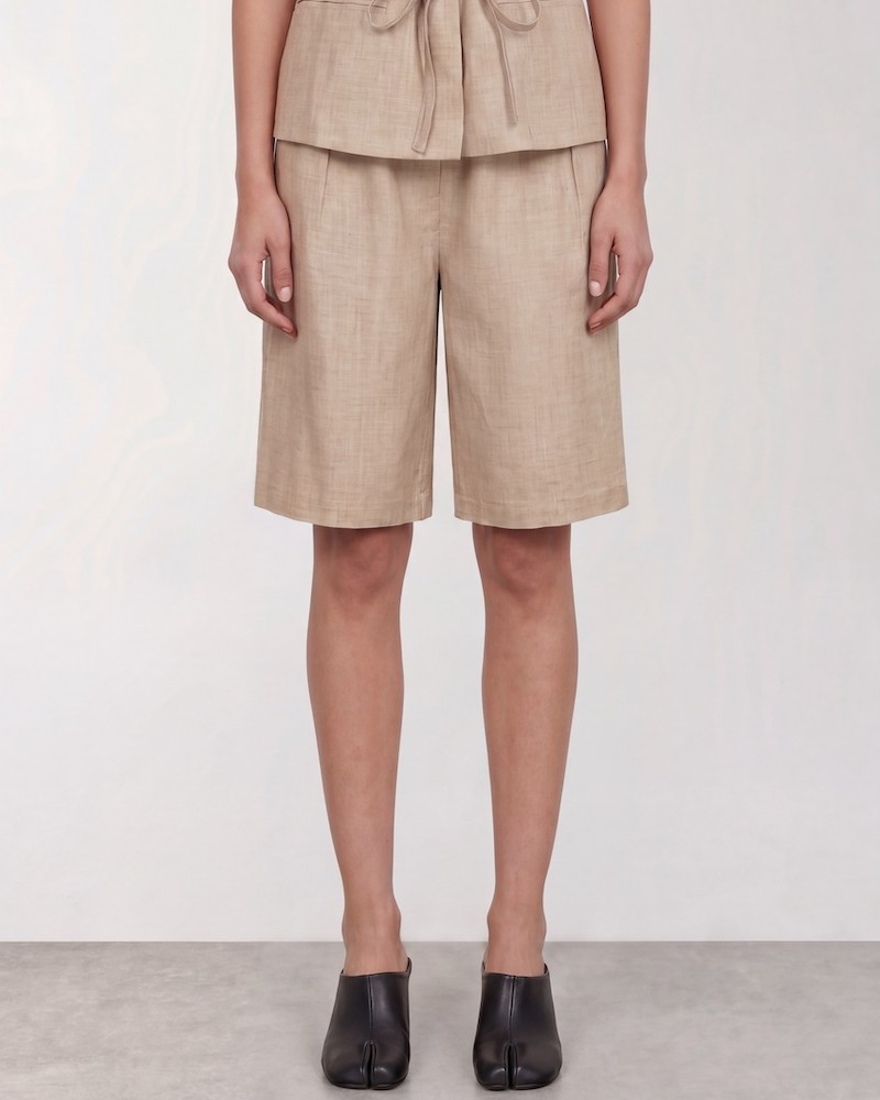 Model billede af Leveté Room Riot 1 Shorts Beige Melange
