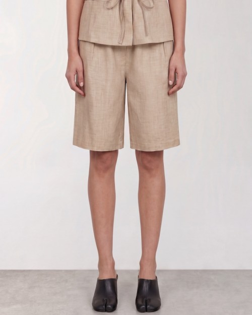 Model billede af Leveté Room Riot 1 Shorts Beige Melange
