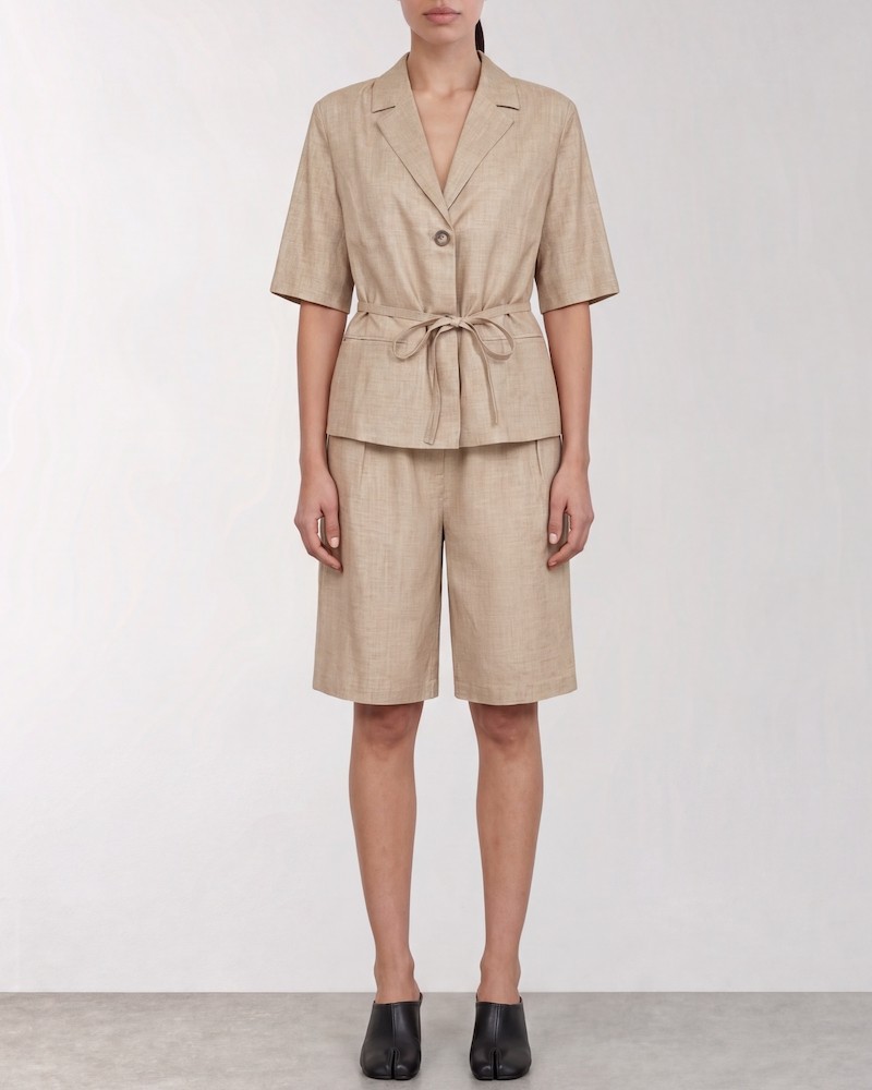 Model billede af Leveté Room Riot 1 Shorts Beige Melange