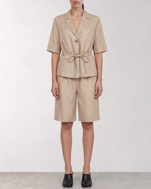 Leveté Room Riot 2 jakke og Shorts Beige Melange med på model