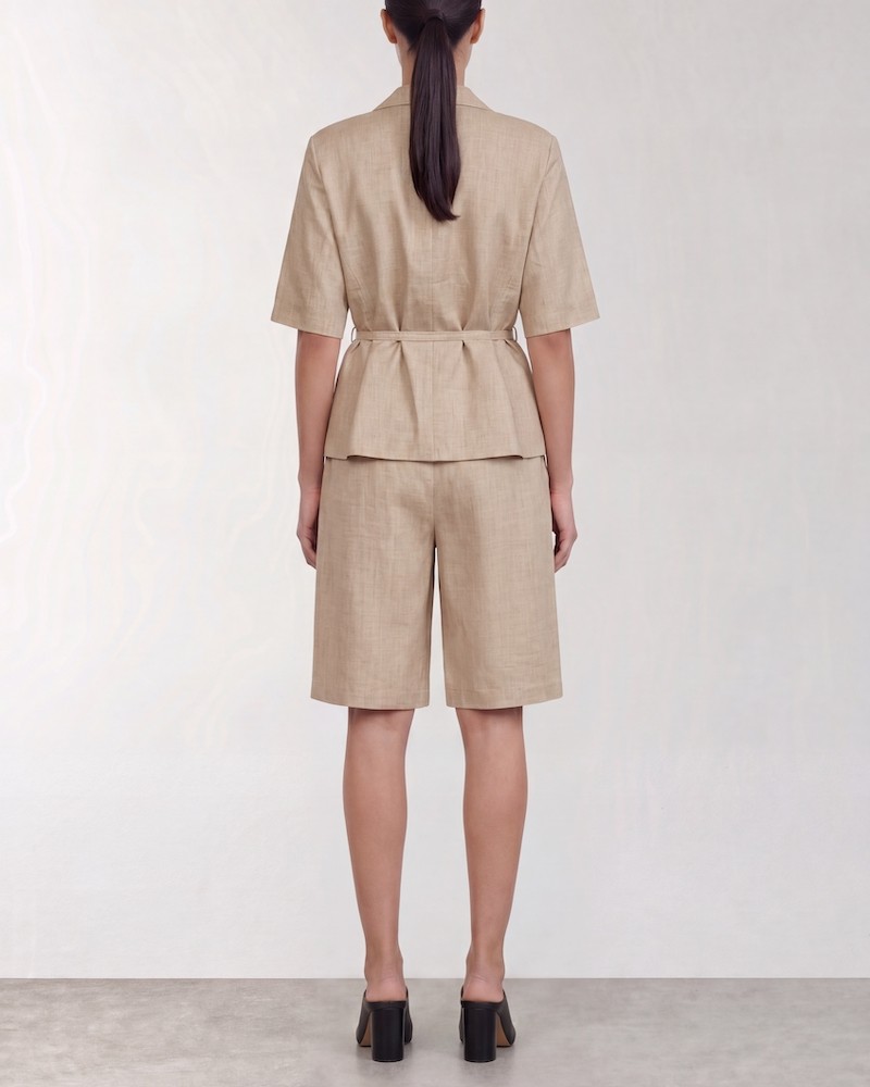 Model billede af Leveté Room Riot 1 Shorts og Riot 2 jakke Beige Melange bagfra