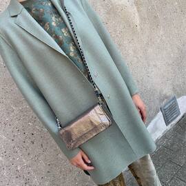 Sunday green mode…. Sage green Harris Wharf summer coat, Pierre-Louis Mascia printed silk blouse and trousers, Jerome Dreyfuss Bobi S bag and Billi Bi suede shoes. Our store is closed today- but Our webshop is always open. We are back tomorrow from 10-18. Wishing You all a sunny Sunday. Tap👆🏼for details #abeloneshopping #harriswharflondon #jeromedreyfuss #pierrelouismascia #billibi