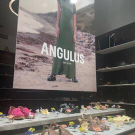 🌸🌼Angulus window🌸🌼 the spring-summer 2022 collection is now in store and online. We are open today from 10-15 #angulus #shoeshopping #sandals #shoeinspo #abeloneshopping #instoreandonline
